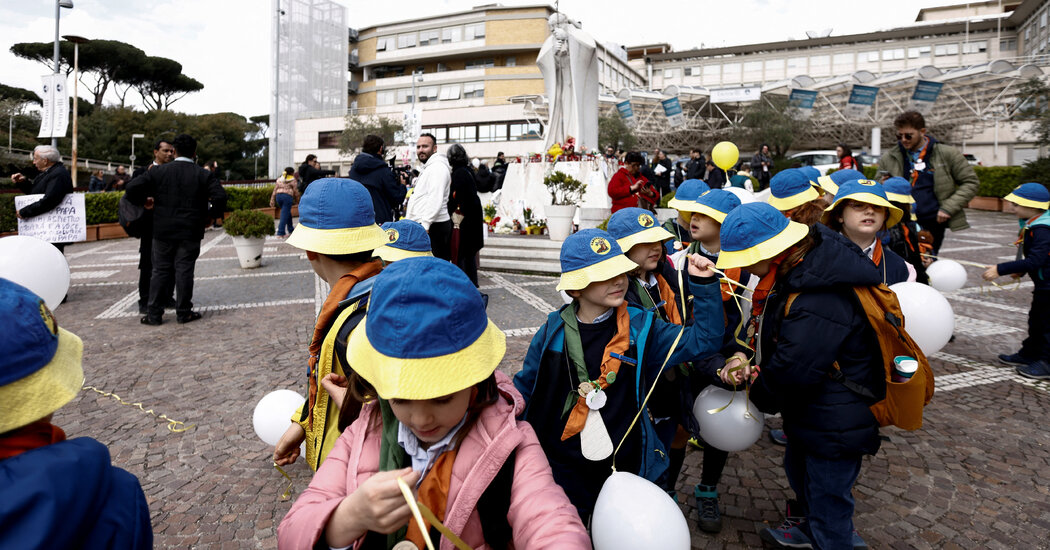 Children Gather at Gemelli Hospital to Show Support for Pope Francis
