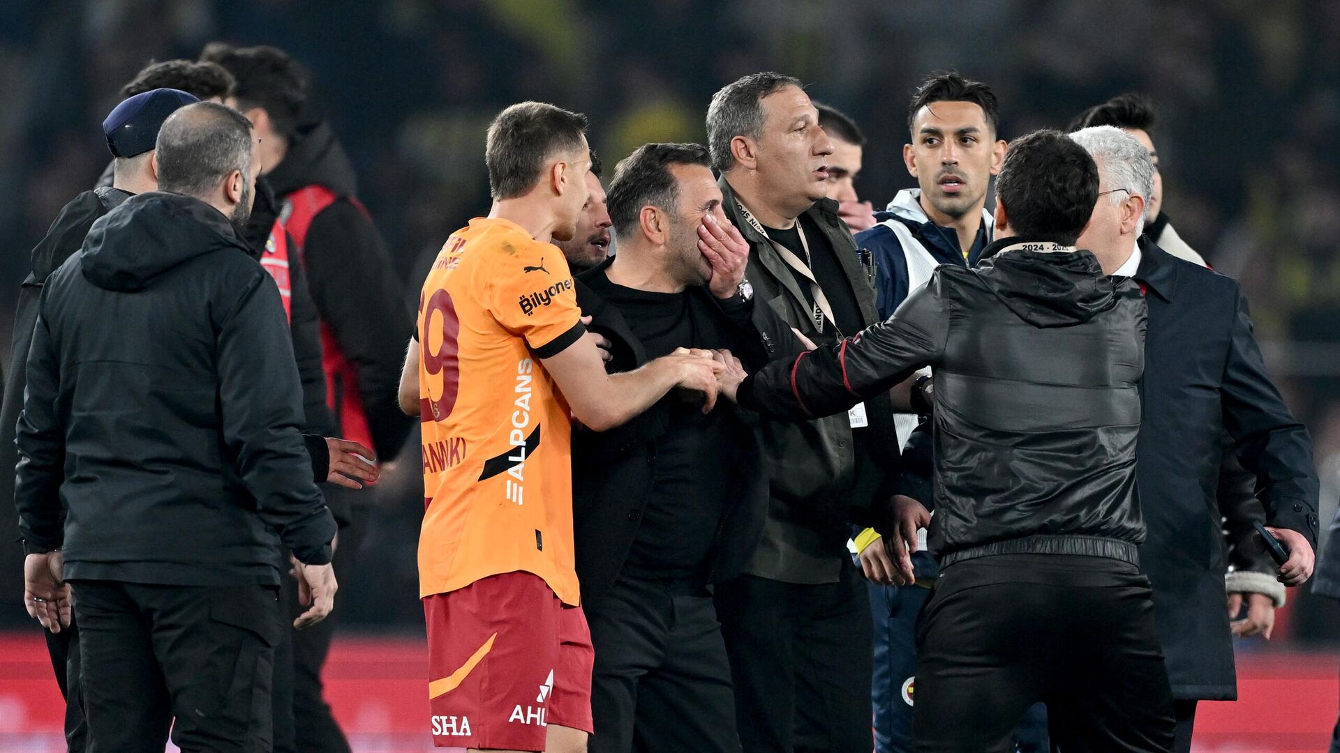 Tensions Rise in Turkish Cup Quarterfinal: Jose Mourinho Grabs Okan Buruk’s Nose in Heated Exchange