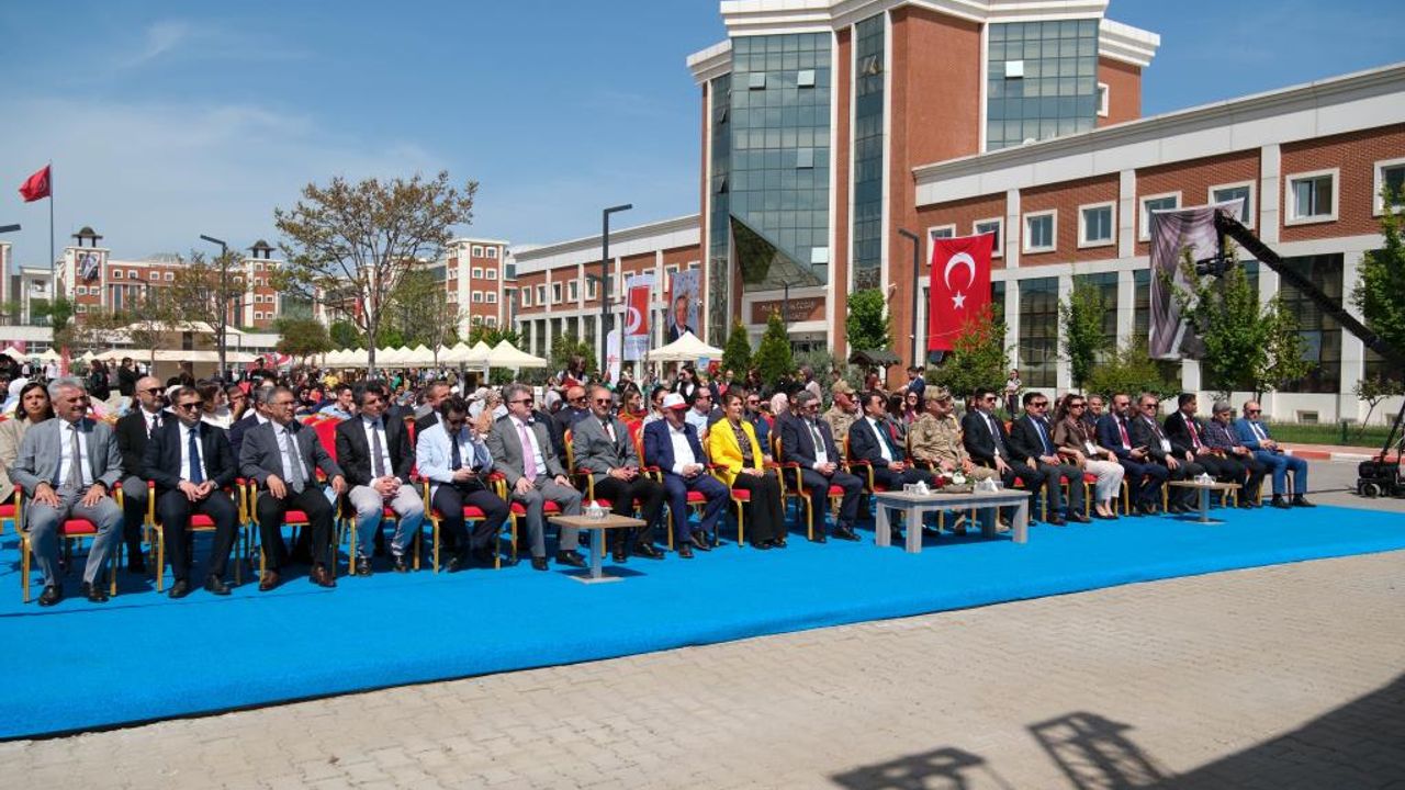 Bilecik Şeyh Edebali Üniversitesi'nde 3. Bilim ve Kültür Şenliği Renkli  Etkinliklerle Başladı - Eskişehir Haberleri