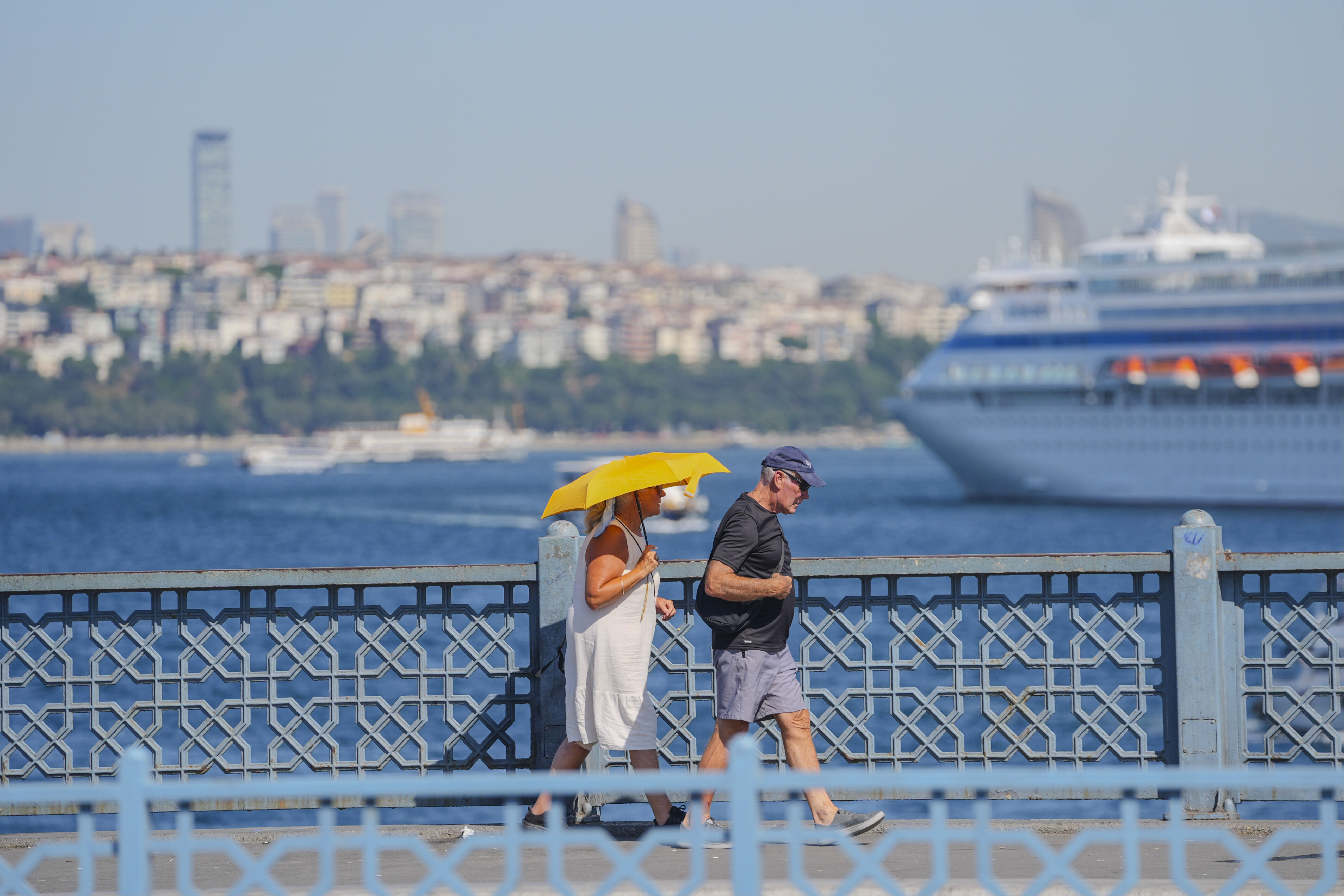 İstanbul yanıyor! Sıcaklar rekor kırdı, vatandaşlar sahile akın etti |  Türkiye Gazetesi