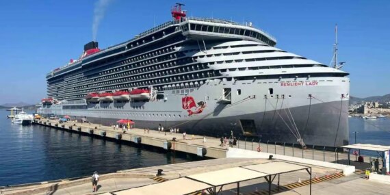 Mega cruise ship carrying 2,600 passengers brings excitement to Bodrum