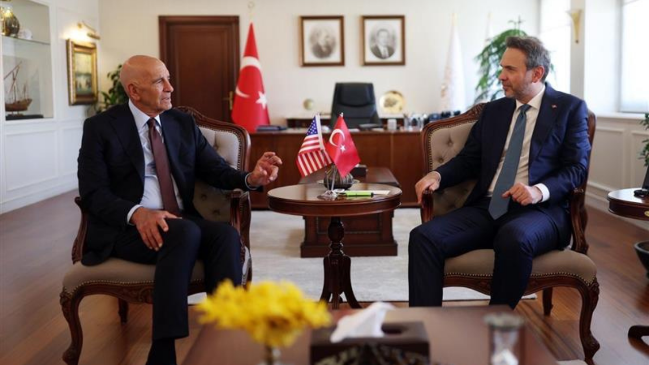 ABD'nin Ankara Büyükelçisi Tom Barrack, Enerji Bakanı Alparslan Bayraktar  ile görüştü - Ekonomim