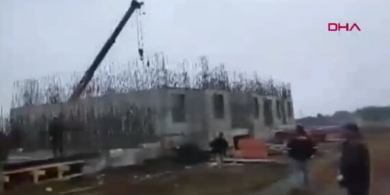 Quake in Russia filmed by Turkish construction crew during work