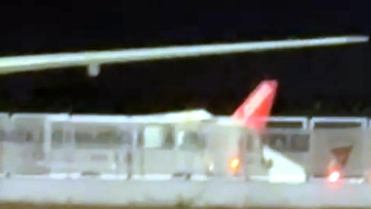 Antalya'dan kalkan uçak, iniş takımlarındaki sorun nedeniyle geri döndü -  Antalya Haberleri