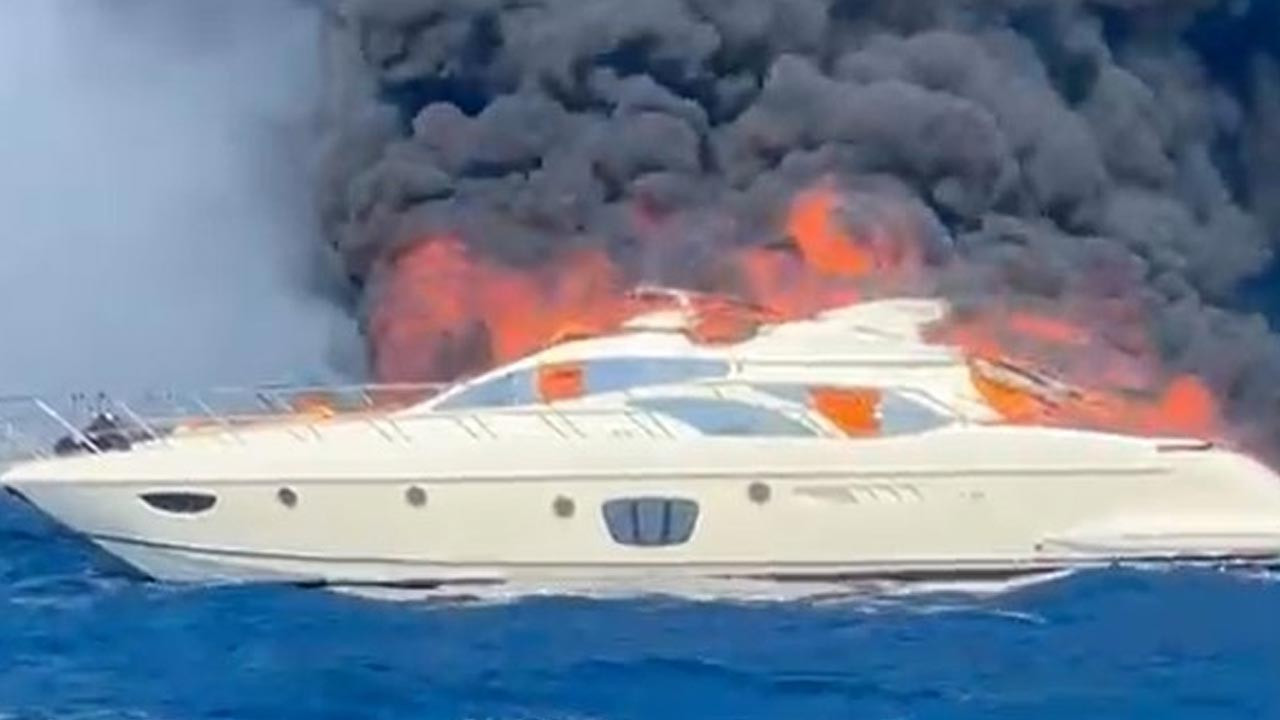 Bodrum'da milyon dolarlık yat alev alev yandı - Dünya Gazetesi