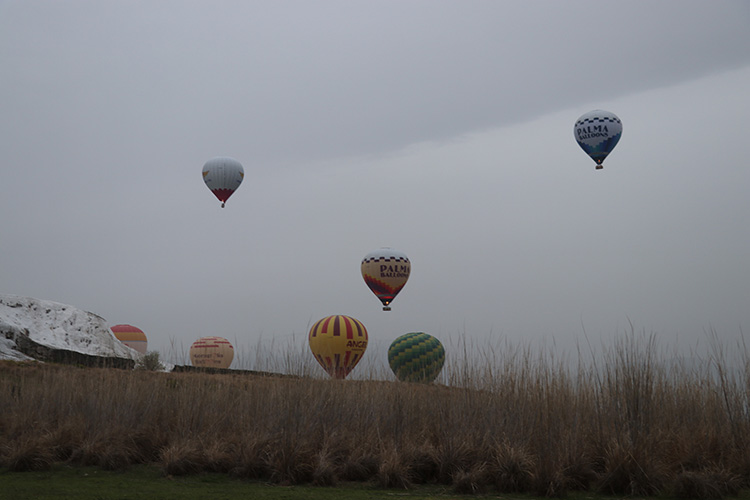 Pamukkale semalarını her gün 40 sıcak hava balonu süslüyor
