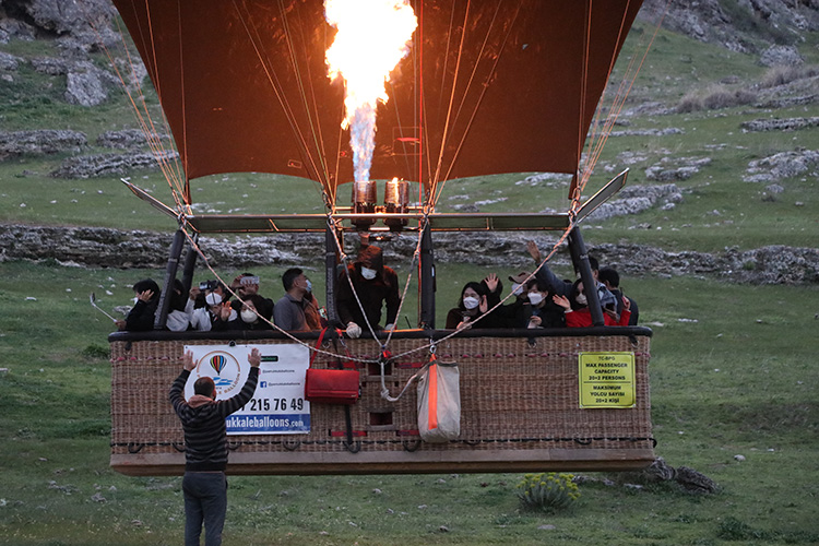 Pamukkale semalarını her gün 40 sıcak hava balonu süslüyor