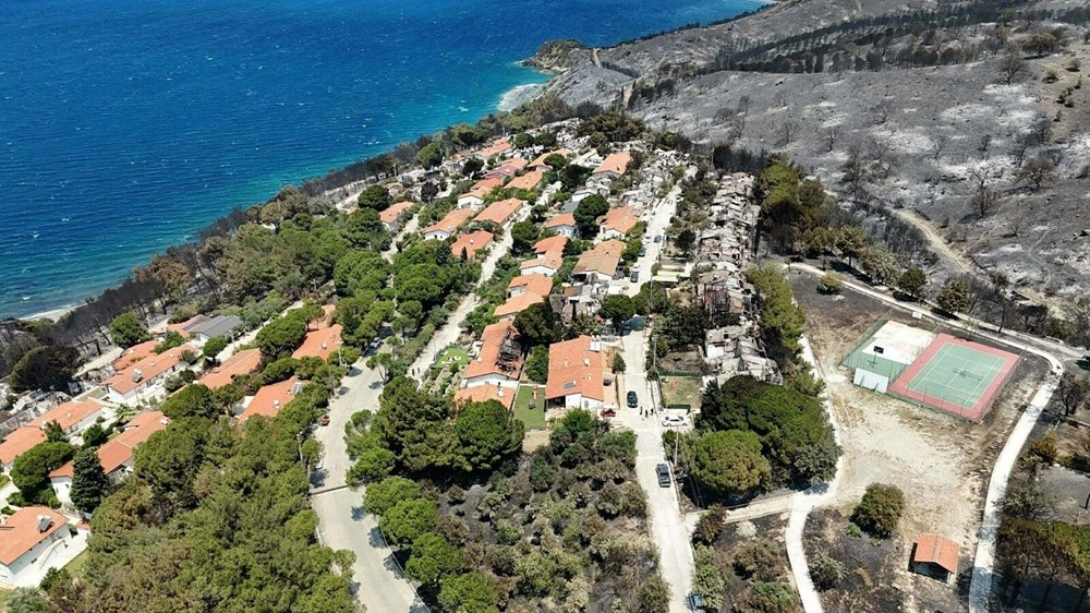 İzmir'de yangın sonrası kahreden görüntü: Tatil merkezi griye büründü - Son  Dakika Türkiye Haberleri | NTV Haber