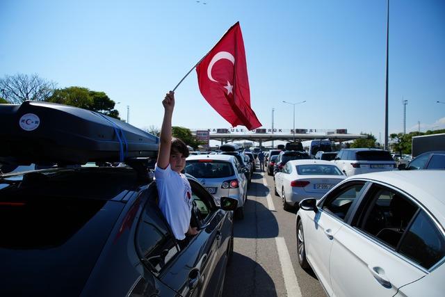 Gurbetçiler Türkiye'den ağlayarak ayrıldı...