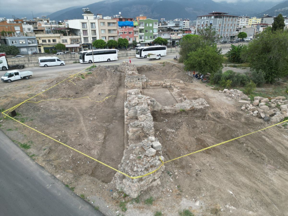 Hatay'da kimsenin varlığını bilmediği kaleye temizlik işçisi sahip çıktı -  Ensonhaber