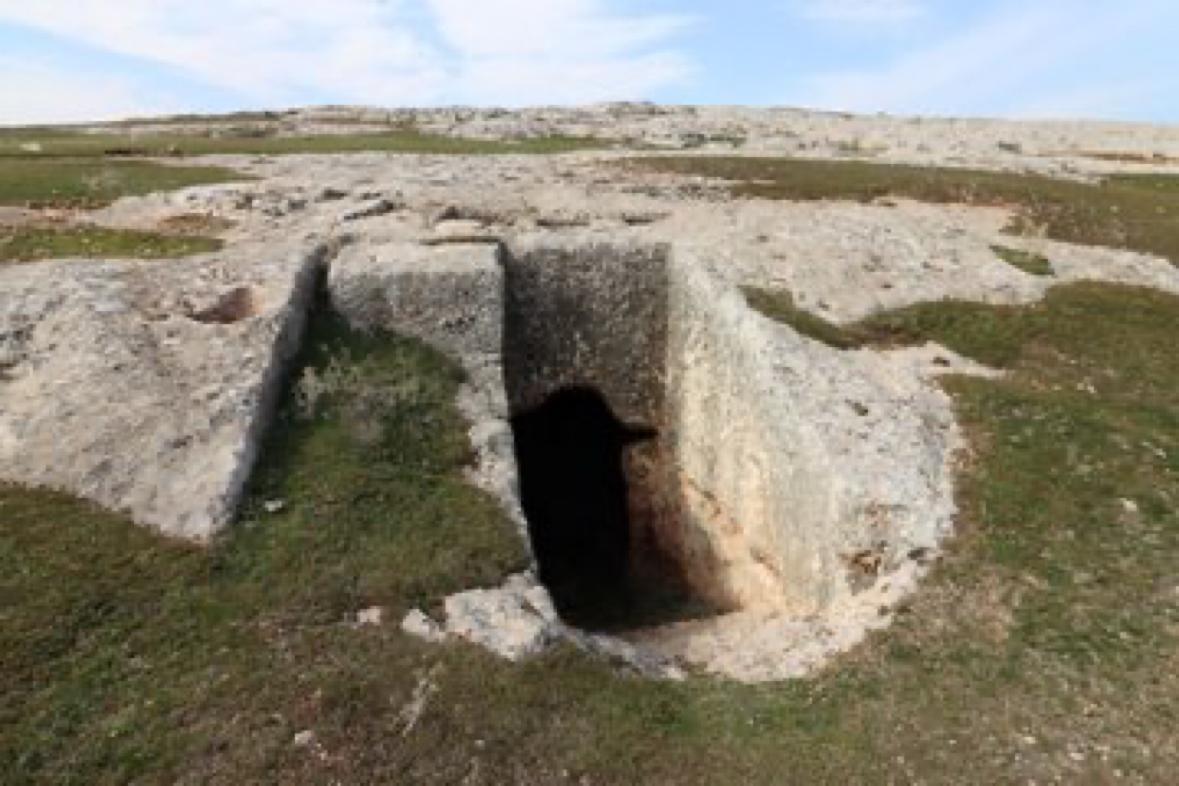 Şanlıurfa'da bulunan kaya mezarı kayıt altına alındı - Besni Güncel  Gazetesi Adıyaman Besni ve Bölge Haberleri