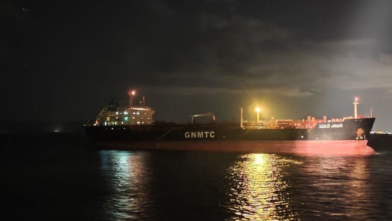 Çanakkale Boğazı'ndan geçen tanker makine arızası yaptı - Çanakkale Boğaz  Gazetesi