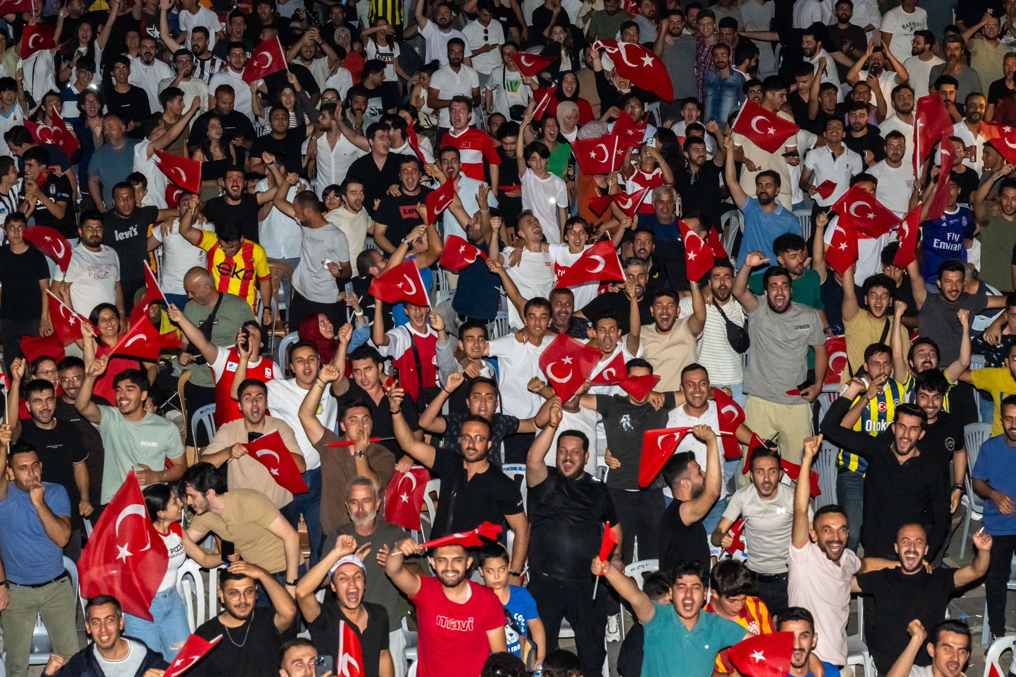 Milli maç Malatya'da dev ekranda izlendi - Gazete Birlik