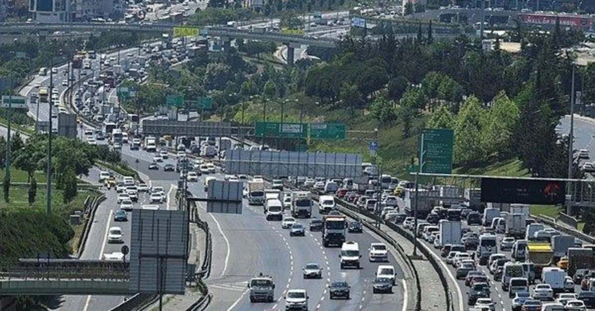 Akın akın gidiyorlar! İstanbul'da bayram trafiği başladı! Trafik yoğunluğu  dron kamarasına saniye saniye yansıdı... - Takvim