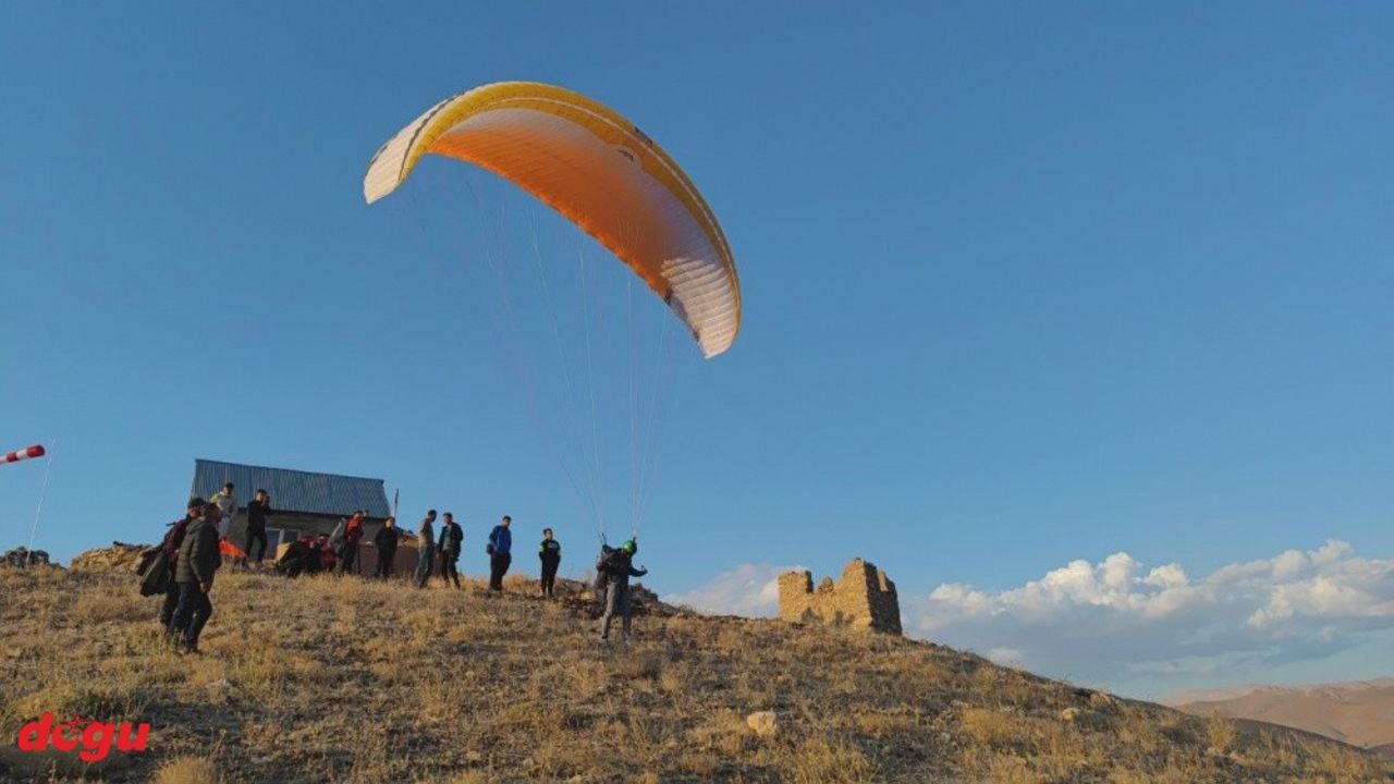 Yüksekova'da yamaç paraşütü etkinliği düzenlendi - Erzincan Haber, Erzincan