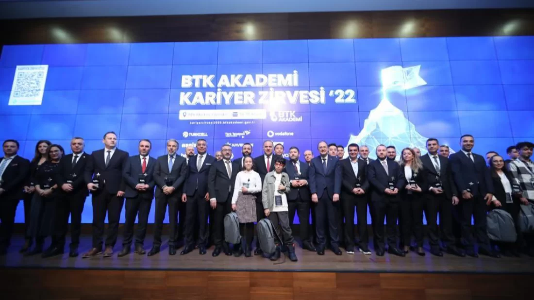Bilişim sektörü Kariyer Zirvesi'nde gençlerle buluştu