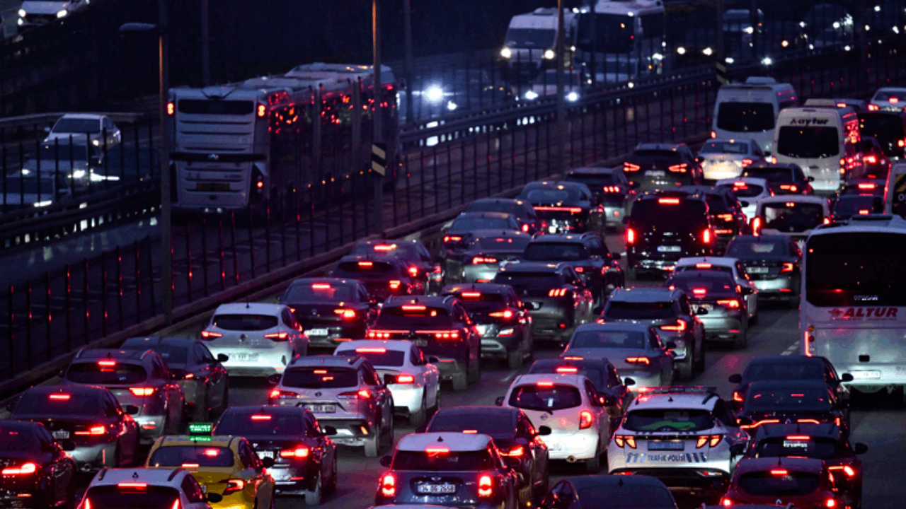 İstanbul'da okullar açıldı, trafik yoğunlaştı - Milat Gazetesi