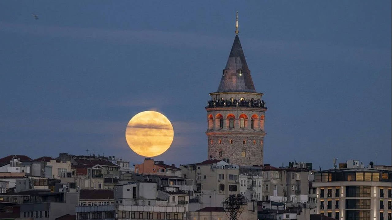 Süper kanlı ay tutulması büyüledi