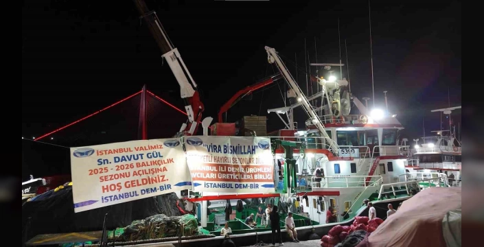 İstanbul'da balıkçılık sezonu başladı: 2 bin 1 balıkçı gemisi denize açıldı