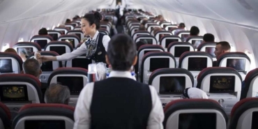 why-passengers-never-pay-for-water-during-flights-explained-RsZdibNI.jpg