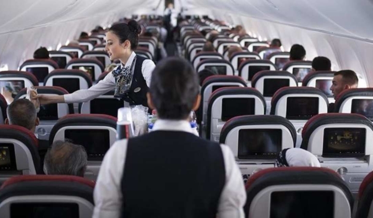why-passengers-never-pay-for-water-during-flights-explained-RsZdibNI.jpg